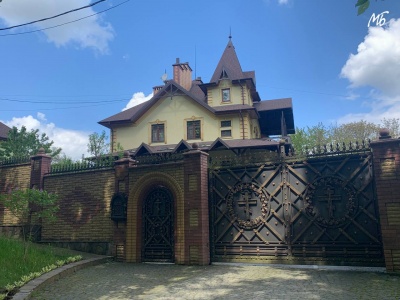 Журналісти показали, як виглядає маєток митрополита УПЦ МП Онуфрія на Буковині (відео)