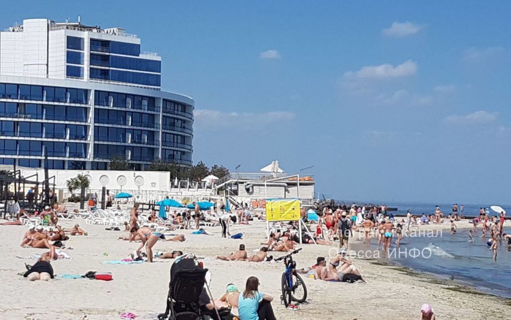 В Одессе отдыхающие загорают и купаются в море, несмотря на запреты военных (видео)