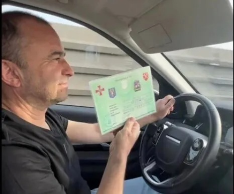 Катались по южному мосту в комендантский час: певец Виктор Павлик с женой попали в скандал