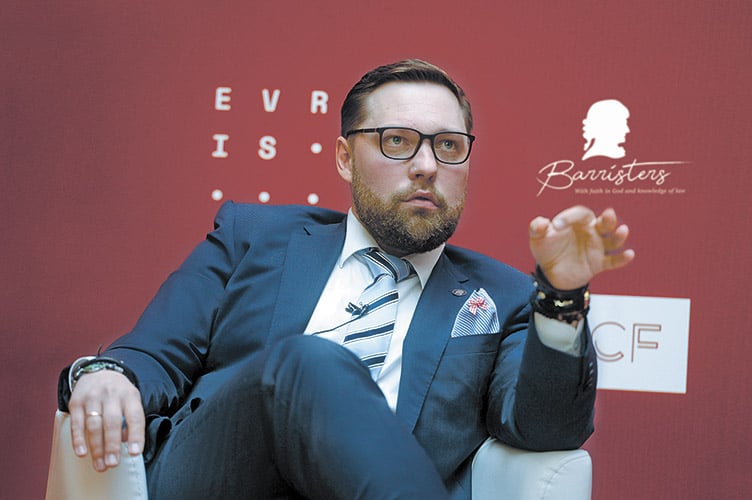 Волонтерские организации, связанные со скандальным адвокатом Шевчуком, получили сотни разрешений на выезд мужчин за границу