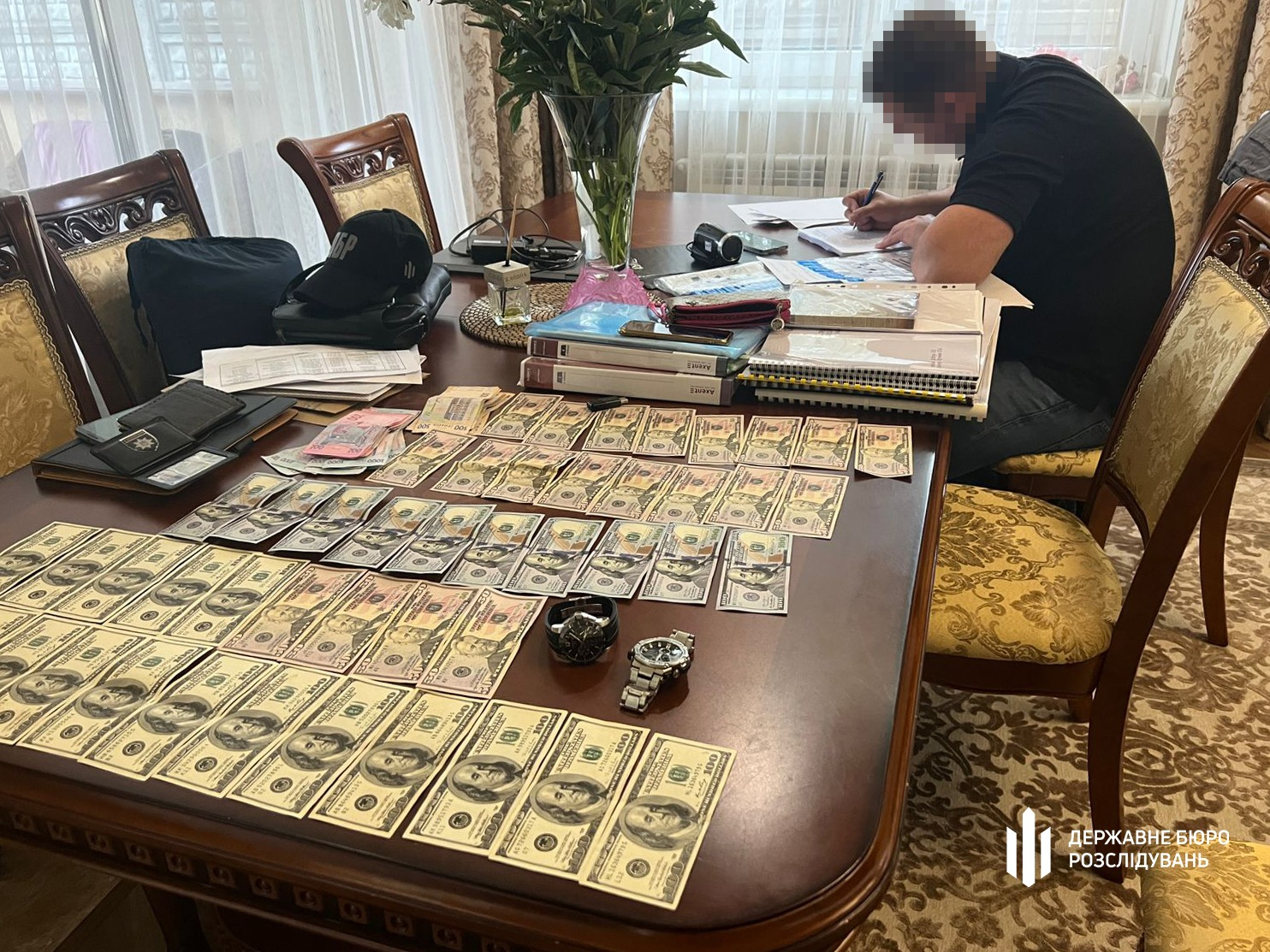 В Днепре ТОП-правохранитель требовал деньги у местных жителей