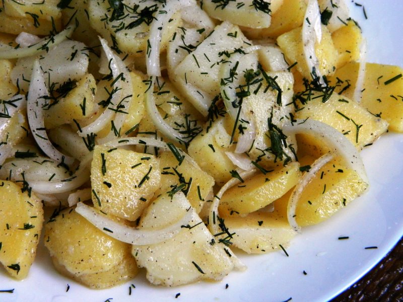 Простые рецепты вкусности: готовим салаты из картофеля