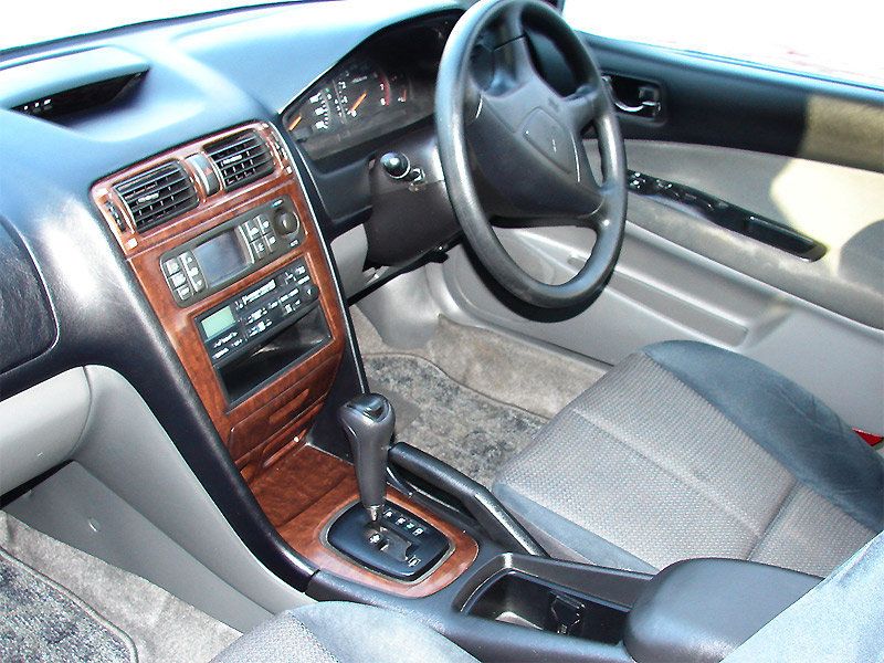 В Украине легализуют праворульные автомобили для военных