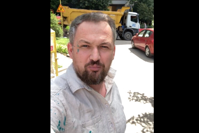 У Києві серед білого дня облили зеленкою екснардепа Левченка