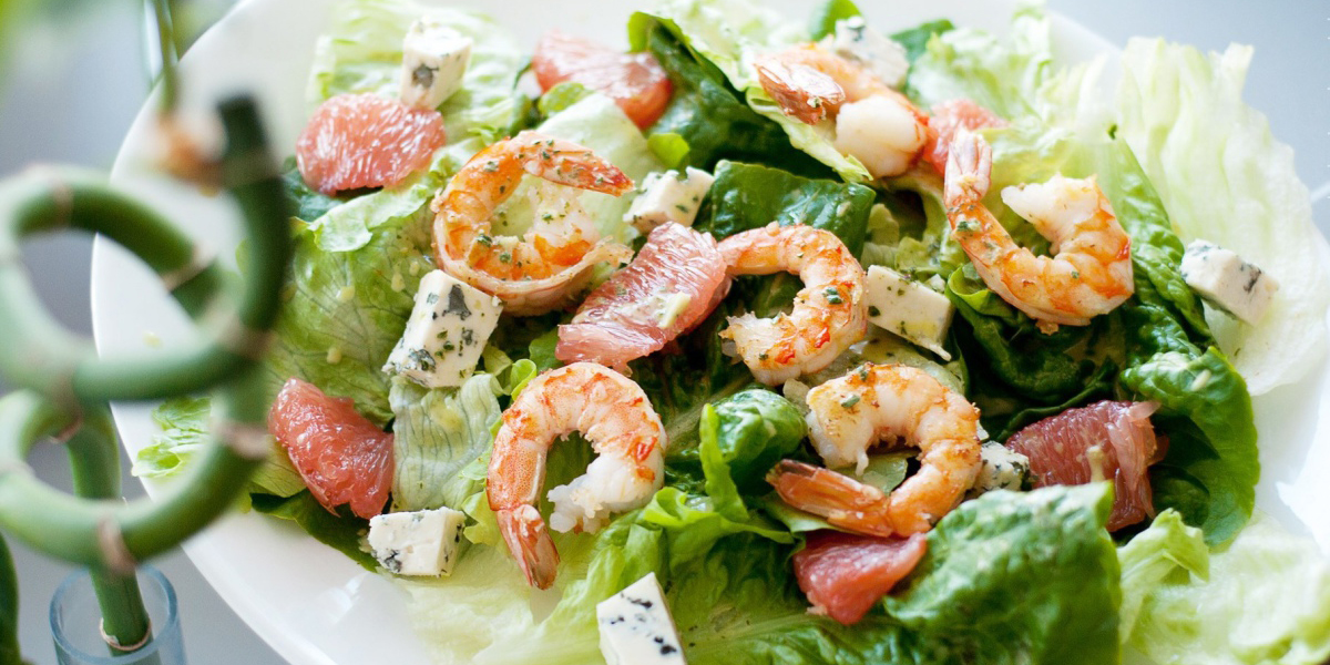 Прості рецепти смакоти: готуємо салати з креветками