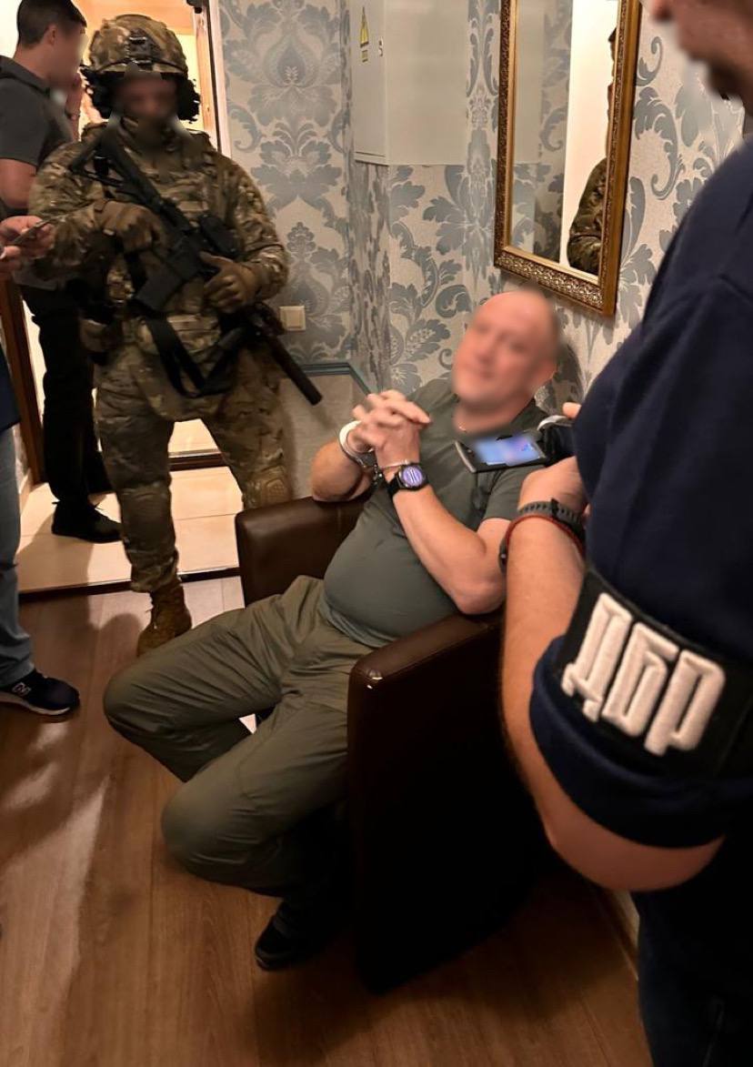 Посадовець КМВА за гроші допомагав чоловікам виїхати з України (фото, відео)