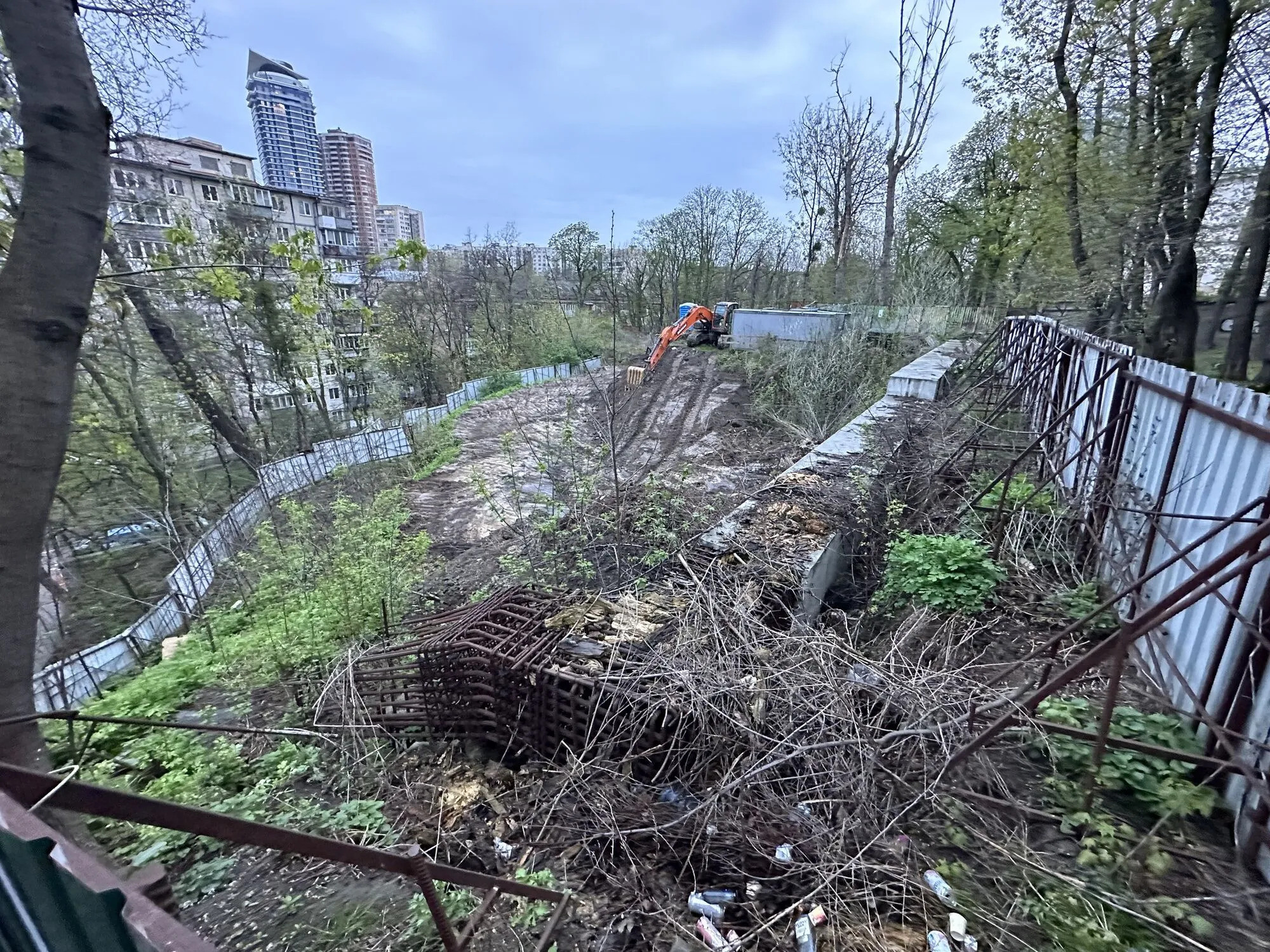 В центре Киева нардеп строит небоскреб на аварийном склоне