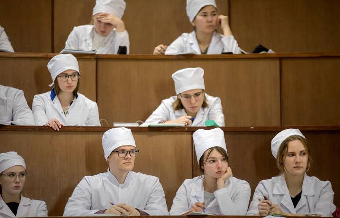 З 1 жовтня жінки-медики та фармацевти зобов`язані стати на військовий облік