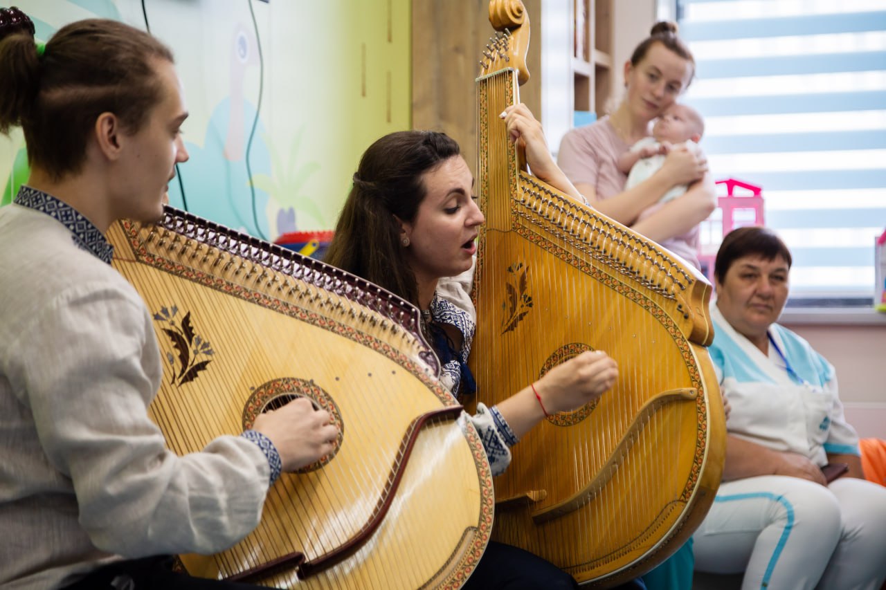 Музиканти з оркестру "Київ-Класик" зіграли для дівчинки, постраждалої від ракетного удару по Чернігову (фото)