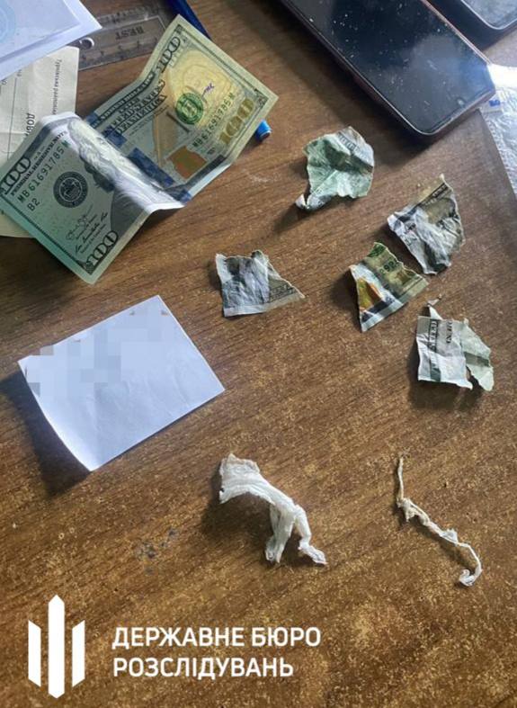 Пыталась съесть взятку: на Львовщине задержали чиновников МСЭК и городской больницы, требовавших деньги у военного