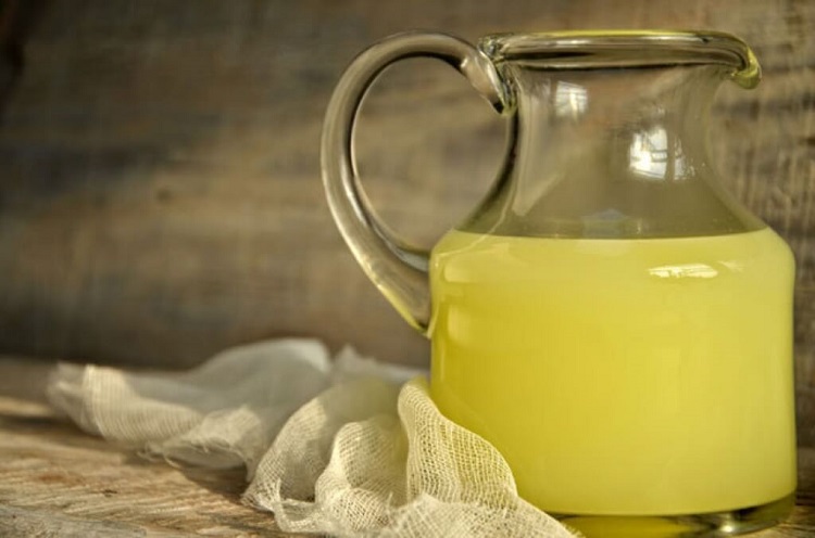Чим корисна молочна сироватка і як її використовувати