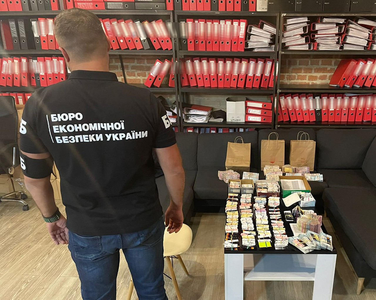 Известный львовский ресторанный холдинг платил "черную" зарплату более чем двум тысячам работников