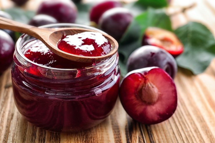 Консервируем на зиму: варим варенье из слив