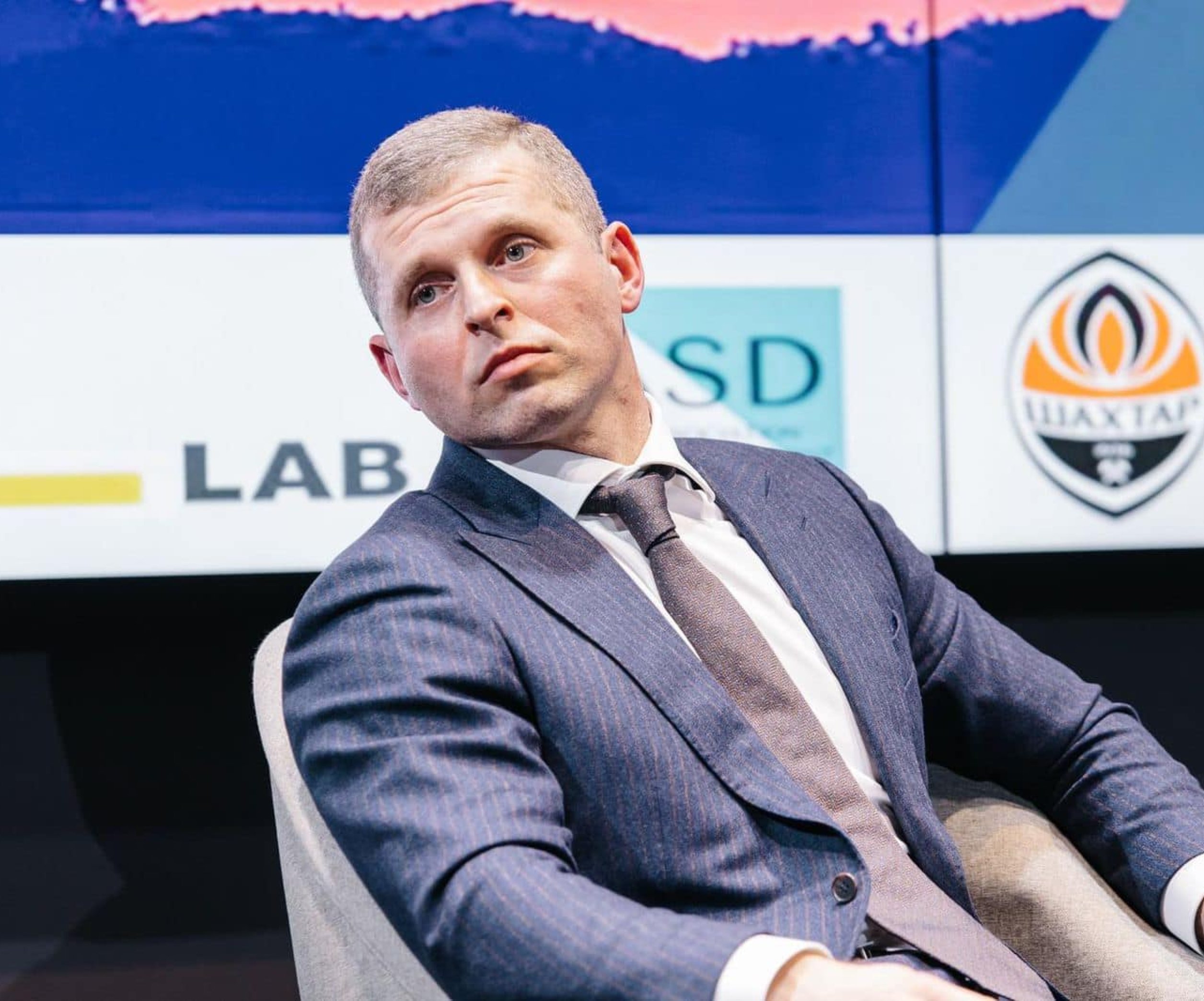 Жена главы Минспорта Матвея Бедного работает в Словакии, имеет недвижимость в оккупированном Крыму и проходит по делу о госизмене