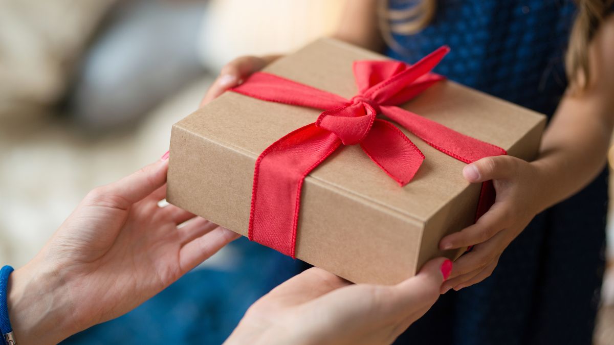 Нож, часы, зеркала: что, по приметам, не стоит дарить на день рождения