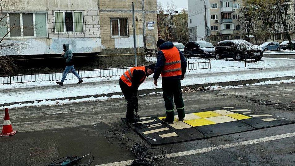 У Києві з`явилися нові "лежачі поліцейські": що відомо про берлінські подушки