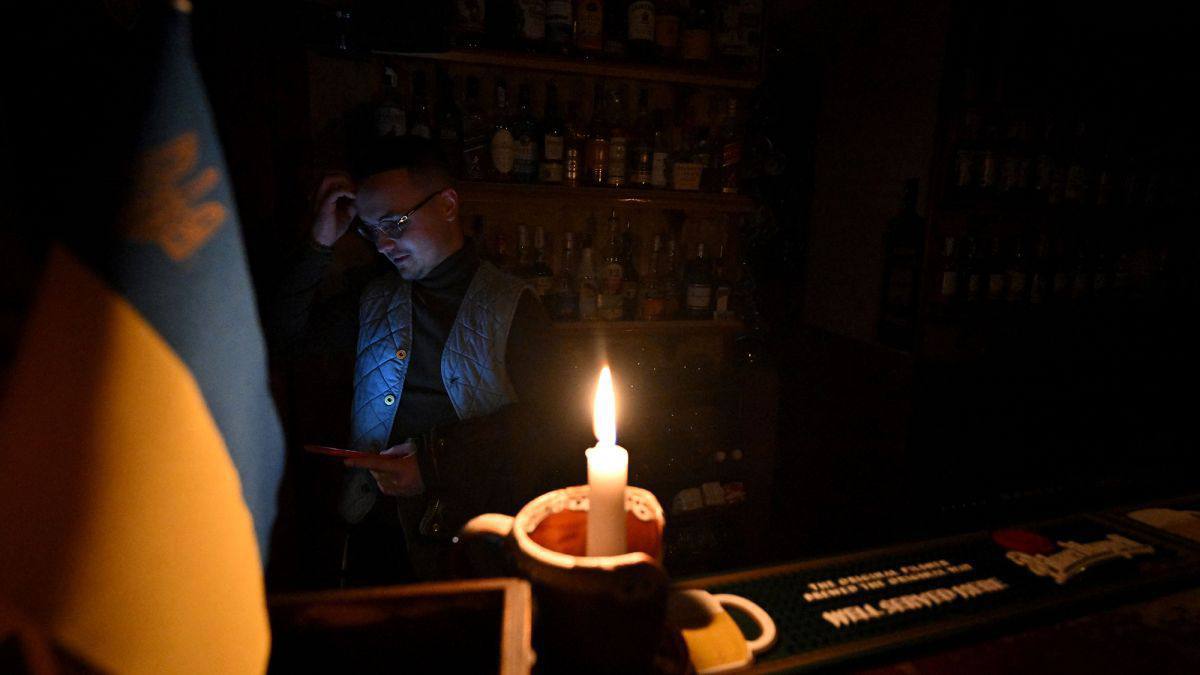 Експерт попередив про блекаути по регіонах взимку: до чого готуватися українцям