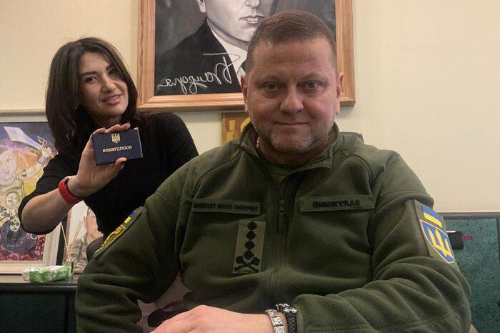 У Залужного з`явилася нова гламурна помічниця: соцмережі вибухнули обуренням