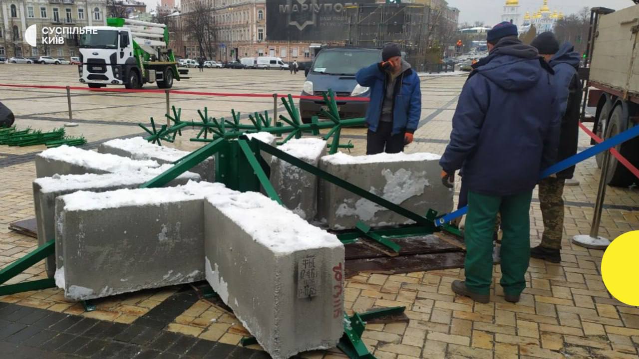В Киеве уже монтируют новогоднюю елку, а продолжительность комендантского часа в праздничные дни менять не будут