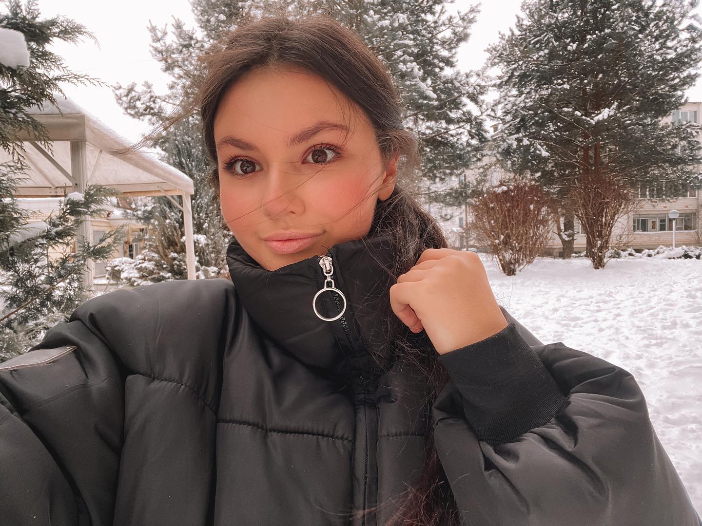 Внучка секретаря СНБО певица Маша Данилова ходит на каток с сумкой Louis Vuitton за 140 тысяч гривен