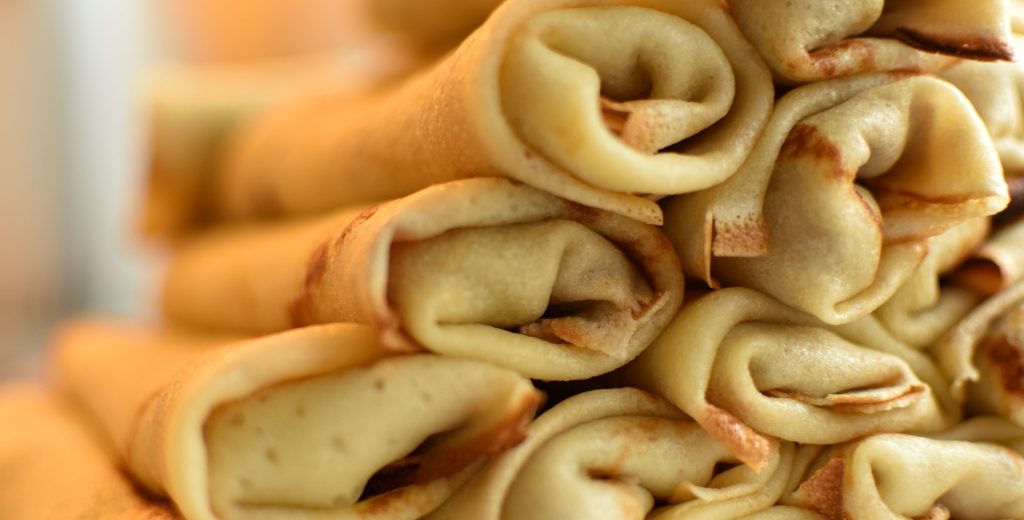 Простые рецепты вкусности: блинчики с яблоками и маком