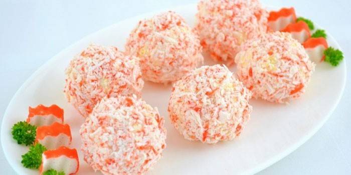 Простые рецепты вкусности: готовим "Рафаэлло" из крабовых палочек