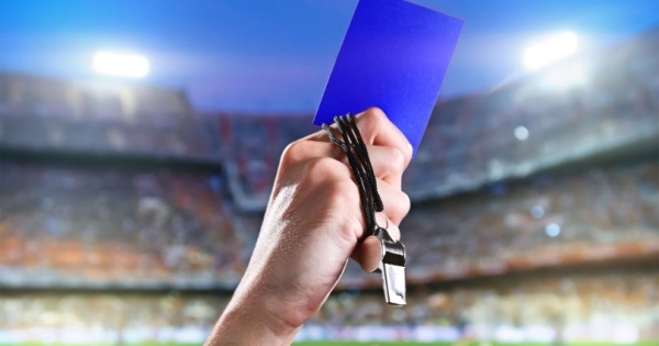 У футболі запровадять нове попередження - синю картку