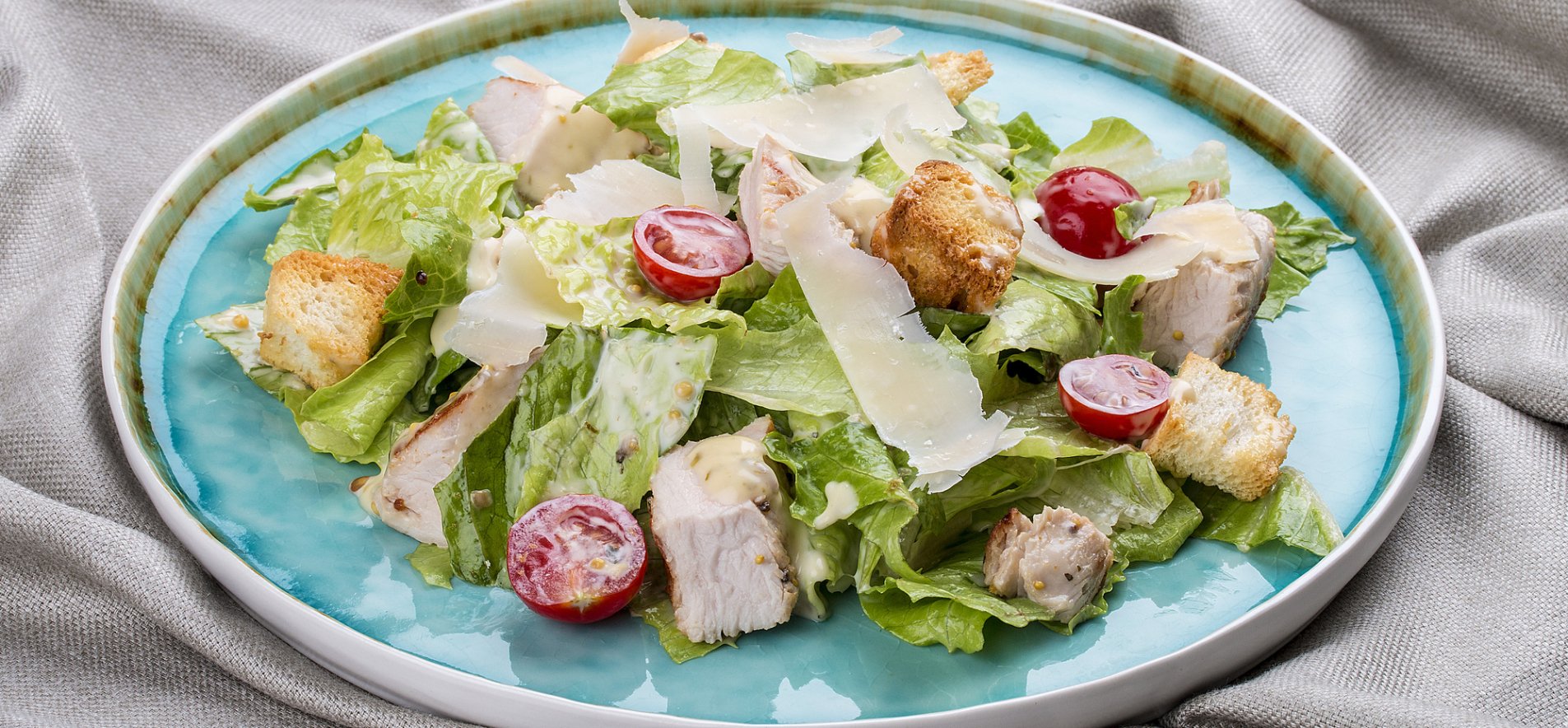Салат «Цезарь» с курицей и беконом — рецепты | Дзен