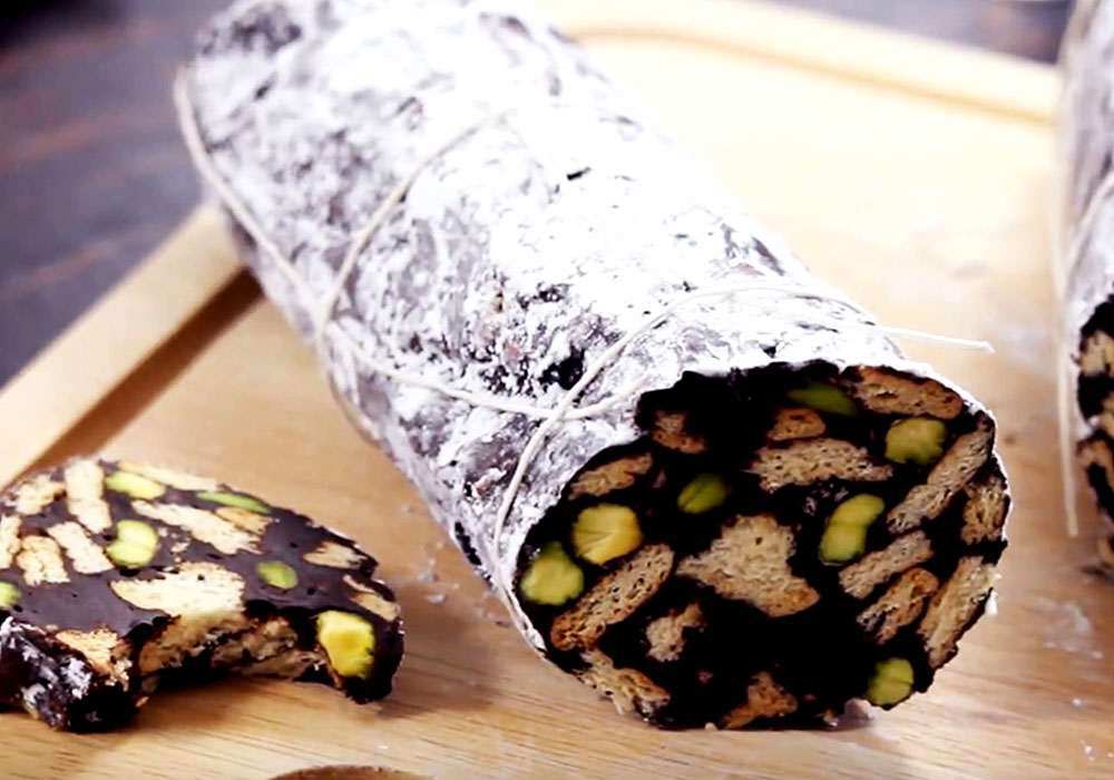 Простые рецепты вкусности: шоколадные колбаски из печенья и сгущенки