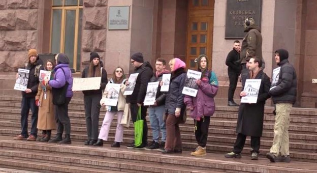 Одни воюют, другие митингуют: псевдоактивист Перов собрал группу безработных на незаконный пикет возле КГГА