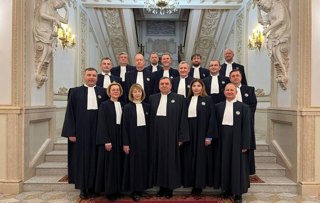 На часі: Верховний суд замовив нові жабо на мантії вартістю майже 100 тисяч гривень