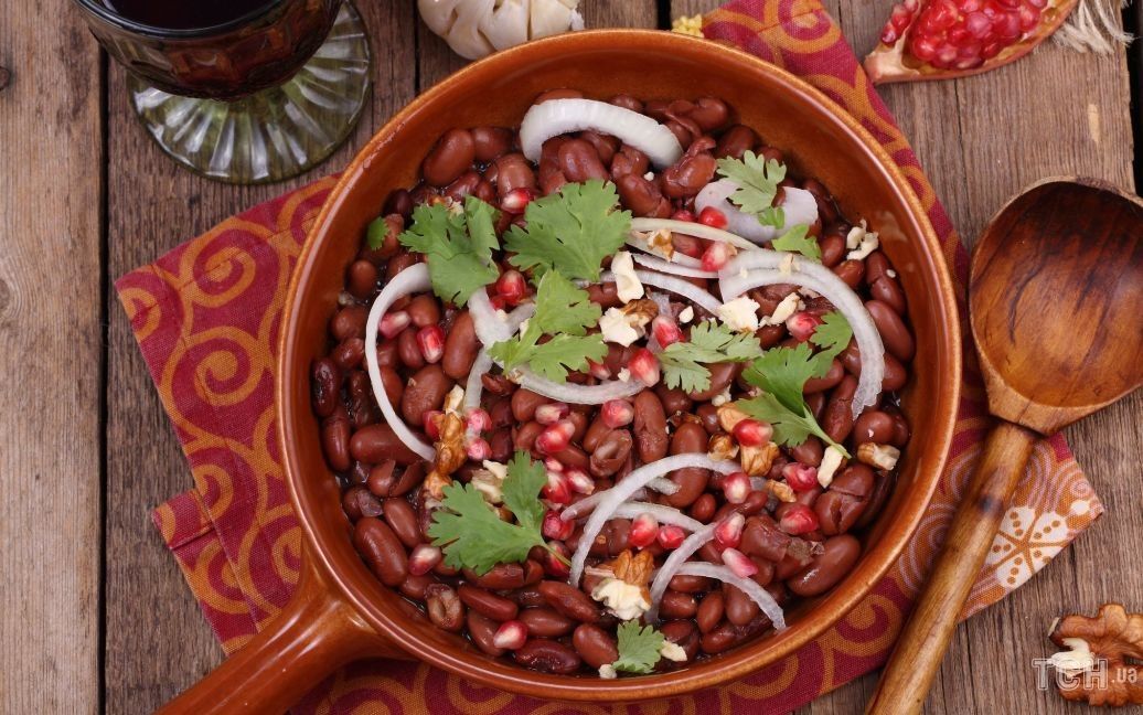 Прості рецепти смакоти: пісний салат з квасолею, горіхами і гранатом