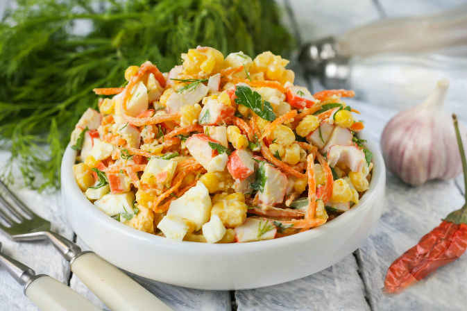 Простые рецепты вкусности: салат из крабовых палочек и моркови по-корейски