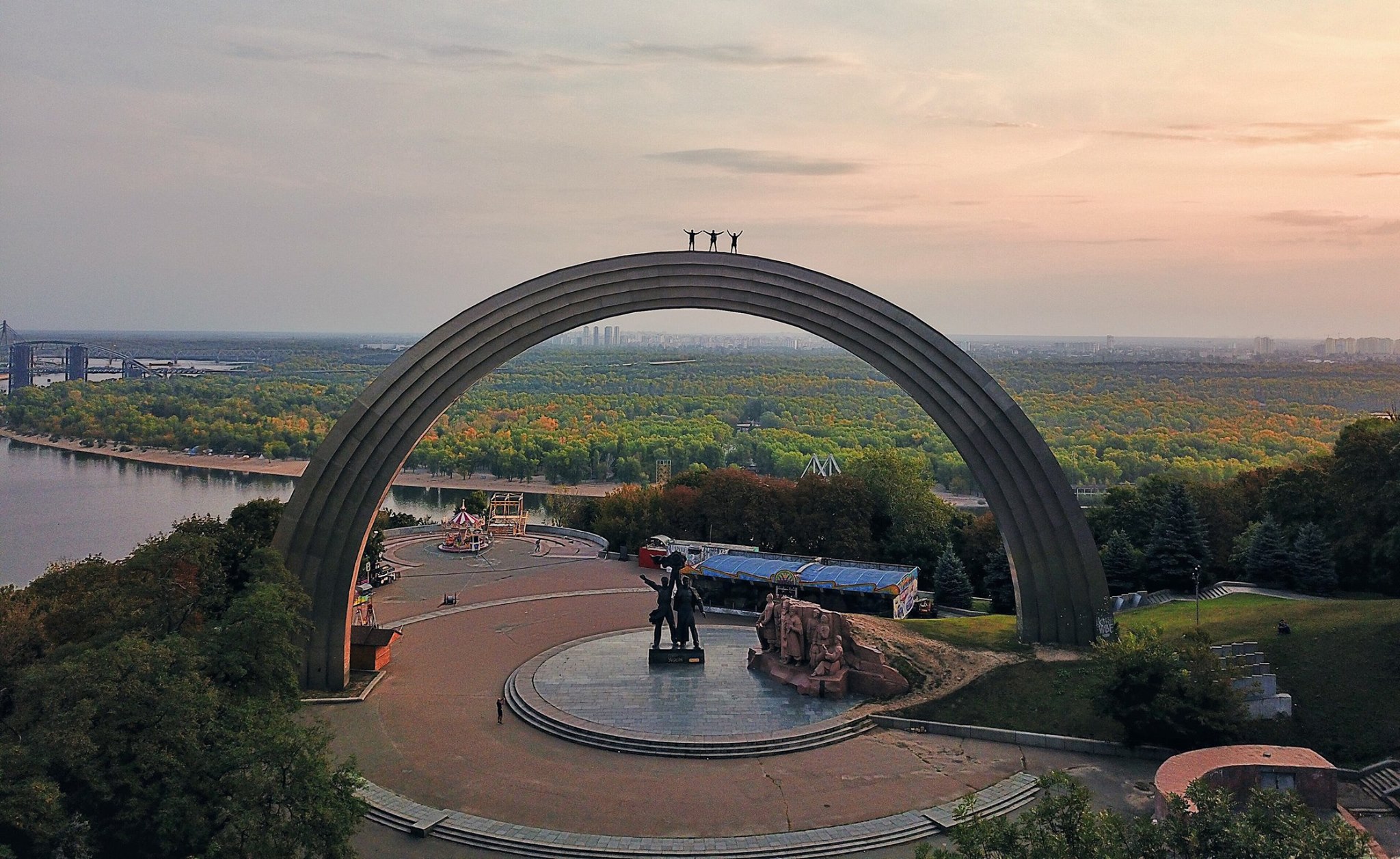 Арку дружби народів у Києві можуть знести - вона більше не пам`ятка історії