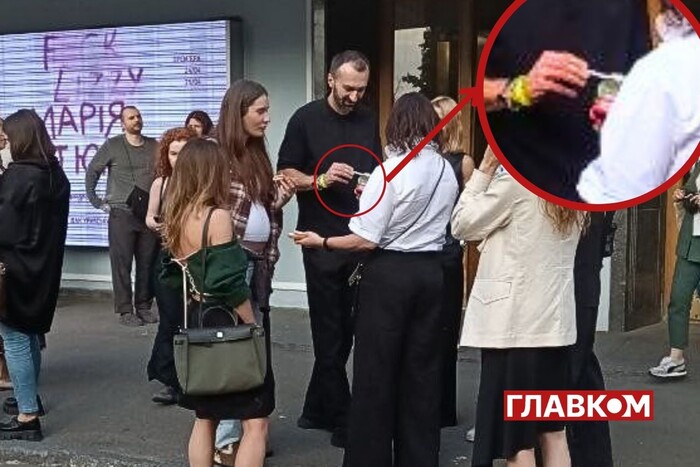 Показал "хорошие манеры": внештатный советник ОП Лещенко ел икру ложкой в зрительном зале театра