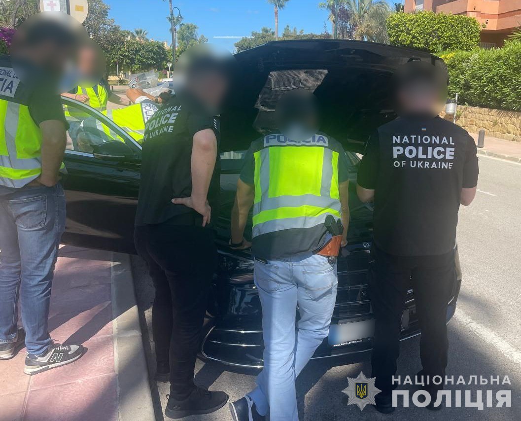 Нацполиция совместно с иностранными правоохранителями ликвидировала деятельность ОПГ, торговавших элитными ворованными автомобилями в Европе и Азии (фото, видео)