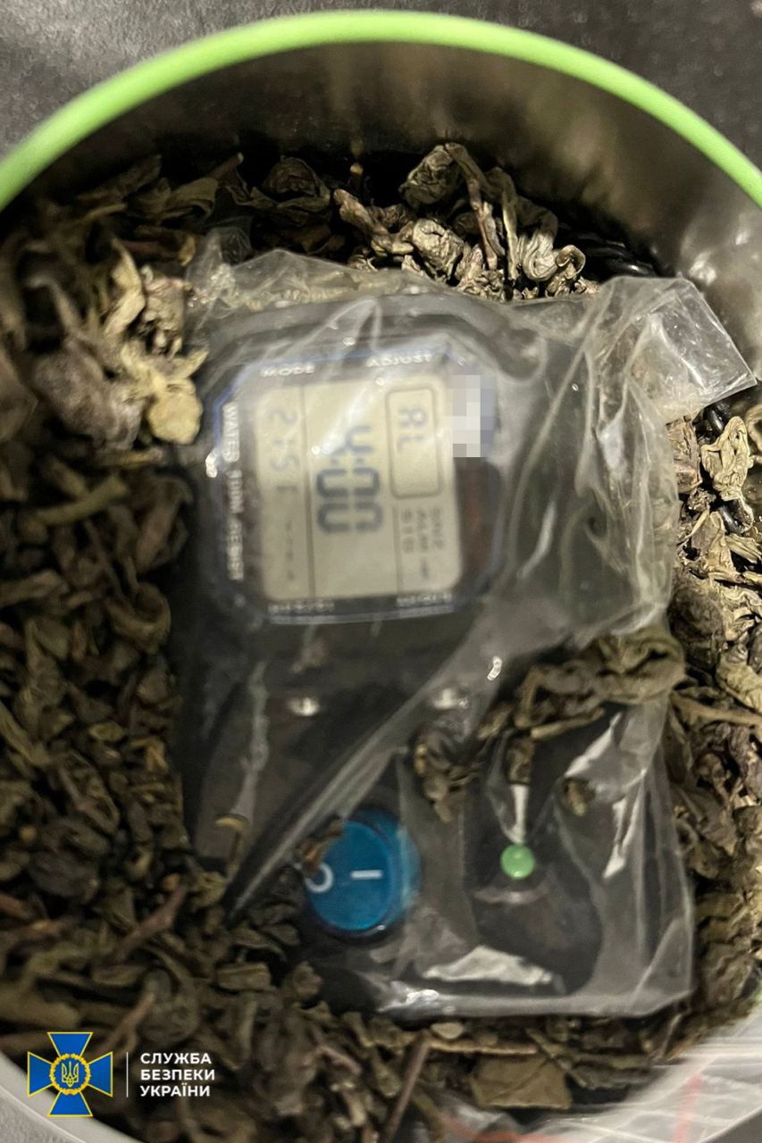 Устанавливали взрывчатку в коробки с чаем: СБУ задержала агентурно-боевую группу российского ГРУ, планировавшую серию терактов в Киеве к 9 мая (фото)