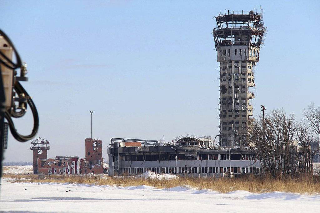 Аэродромов практически нет, а директора есть: руководители аэропортов "Донецк", "Николаев" и "Запорожье" продолжают получать немалые зарплаты