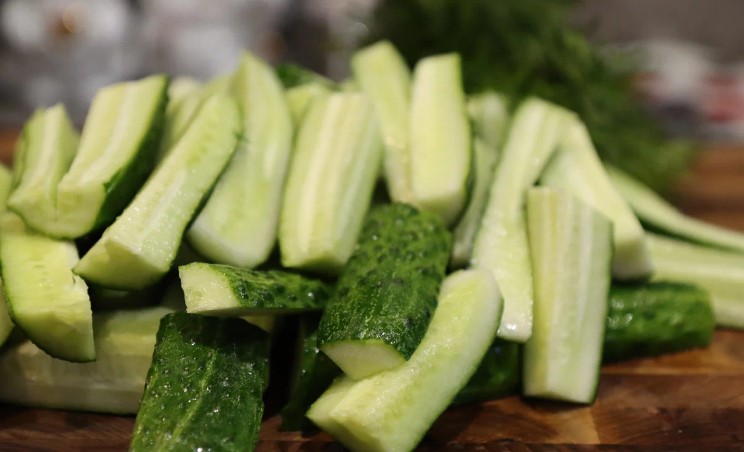 Малосольные огурцы в пакете за 15 минут: рецепт, который станет любимым