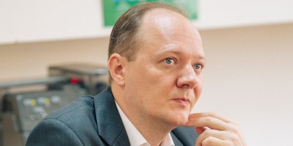 Депутат і керівник відділу міжнародних зв'язків Чернівецької облради, "слуга" Олексій Волощук під час відрядження до Румунії відмовився повертатися до України