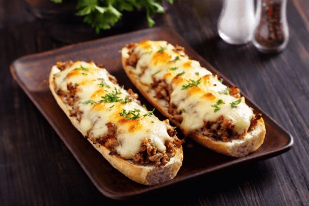 Рецепт гарячих бутербродів з фаршем на мангалі для швидкого перекусу