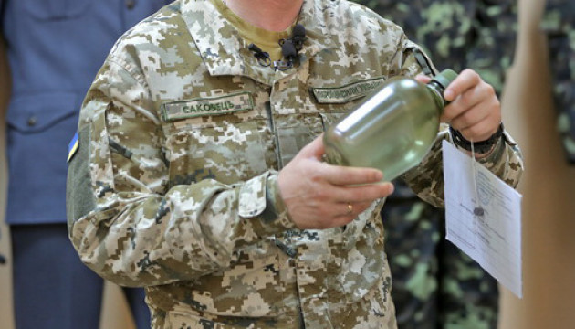За каждую флягу переплачивают трижды: разгорается новый скандал с закупками для ВСУ