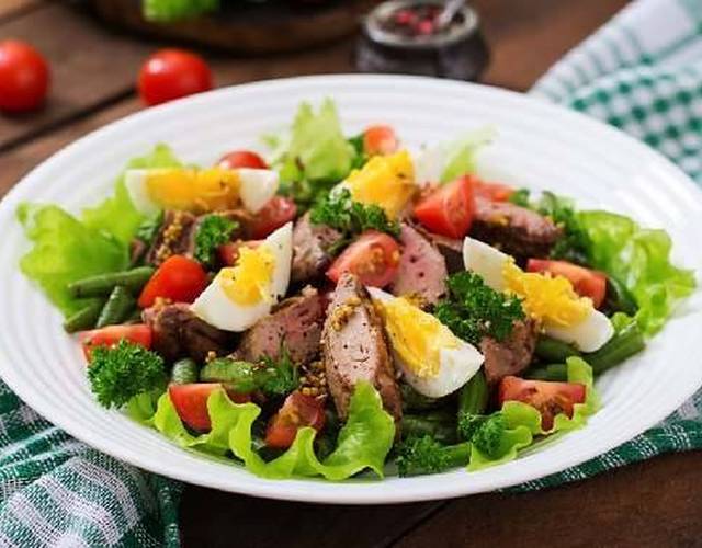 Простые рецепты вкусности: летние салаты с печенью трески и сухариками