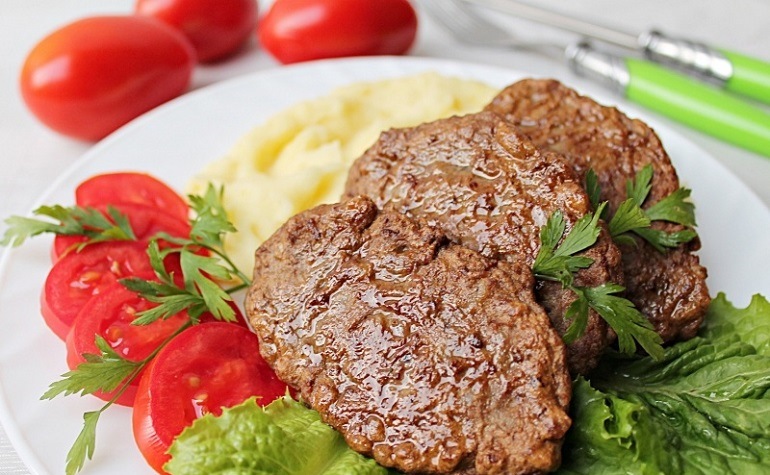 Прості рецепти смакоти: як приготувати котлети з печінки