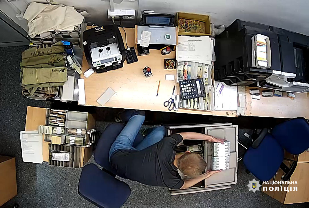 В Киеве молодой парень украл из банка 400 тысяч долларов: положил просто в рюкзак (видео)