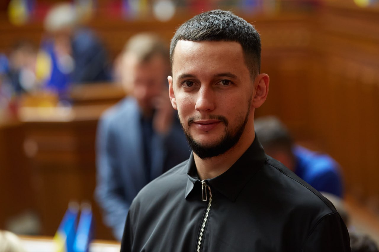 Нардеп Горенюк во время войны ездит сразу на двух авто: одно подарил отец, другим "поделилась" жена