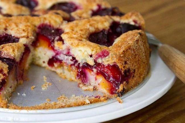 Простые рецепты вкусности: ленивый пирог со сливами на кефире