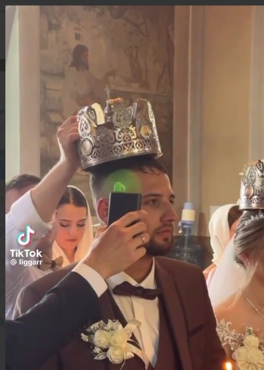 У мережі жваво обговорюють ролик з вінчання пари у 37-градусну спеку на Буковині - відео, фото