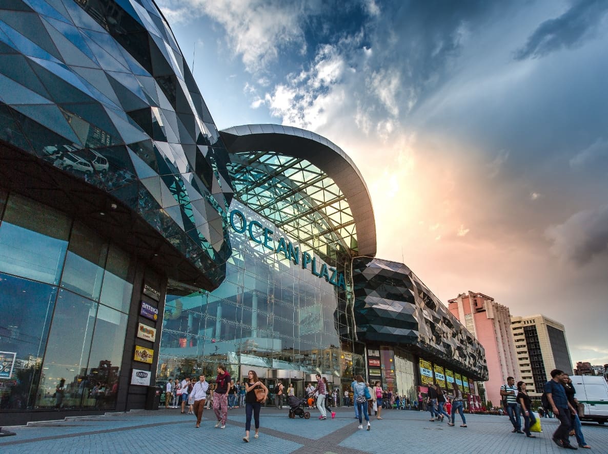 У Києві продають ТРЦ Ocean Plaza та готель "Україна": нардеп поділився подробицями