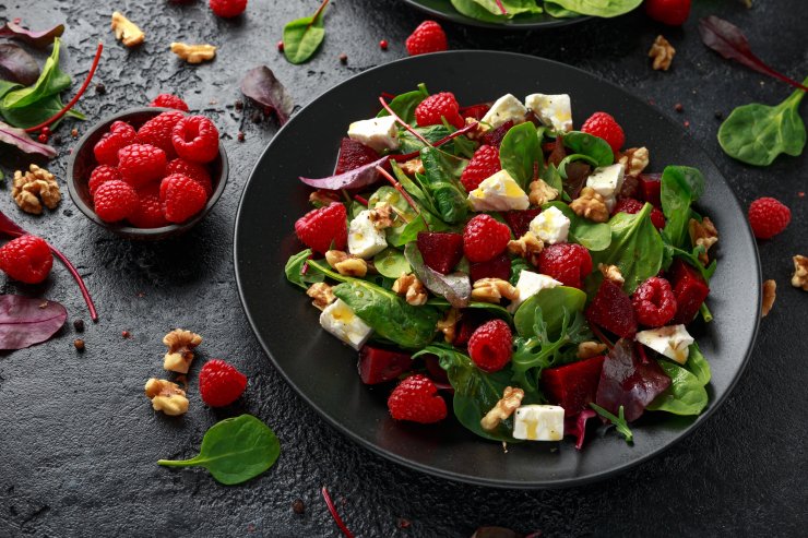 Салат с малиной и авокадо: идеальное блюдо, когда нет света